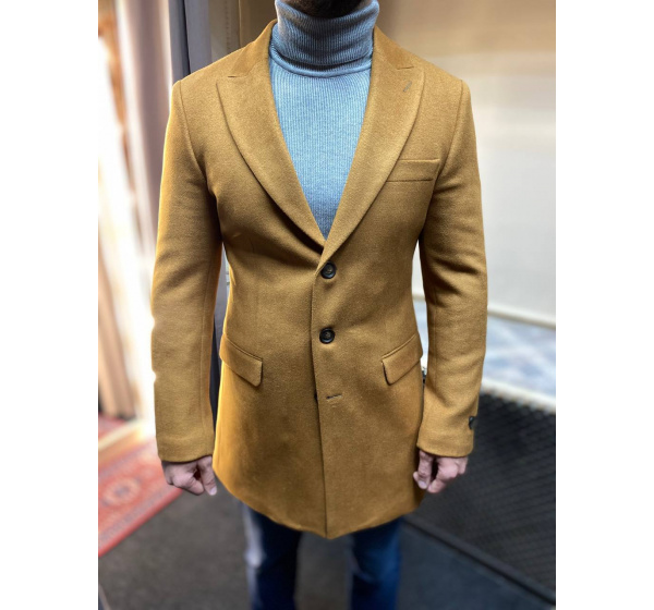 Пальто горчичного цвета