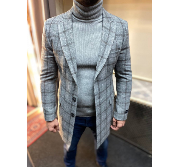 Пальто серого цвета в клетку