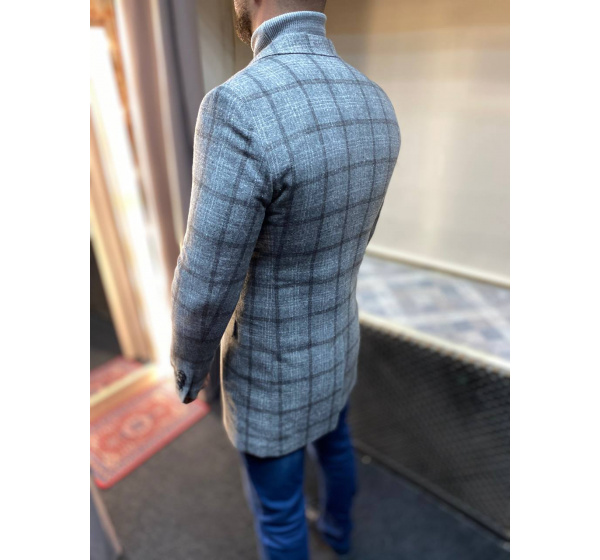 Пальто серого цвета в клетку